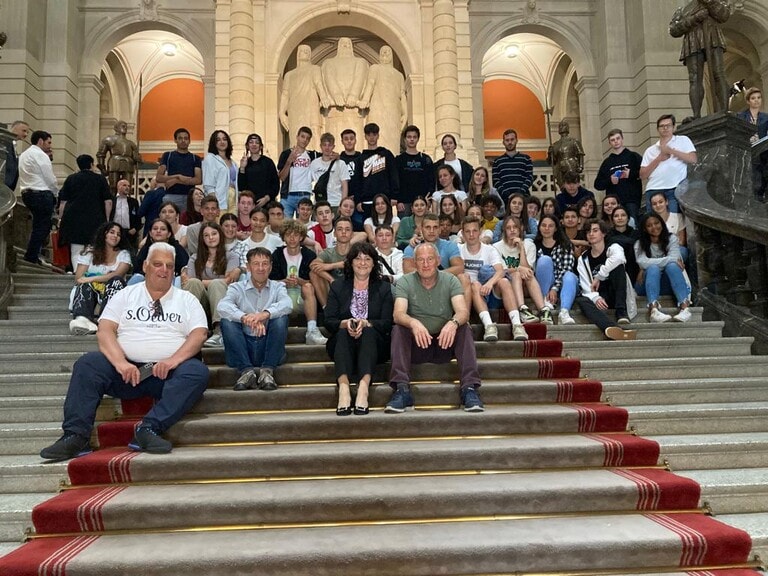 Gli allievi e le allievi di Roveredo con la Consigliera nazionale della Bregaglia Anna Giacometti